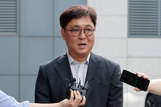 최휘영 문화체육관광부 장관 후보자가 지난 14일 서울 종로구에 마련된 인사청문회 준비 사무실로 첫 출근하며 취재진 질문에 답하고 있다. (사진=연합뉴스)