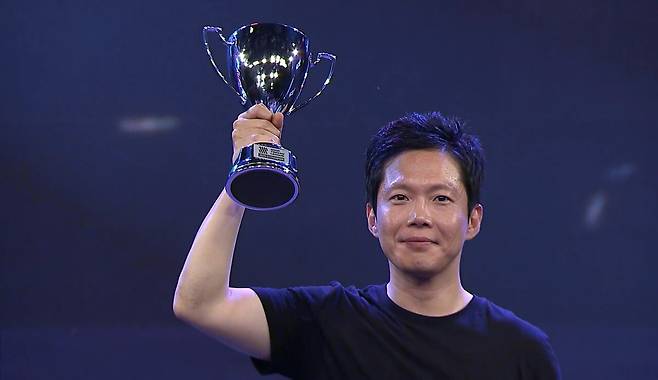 - 낭만 치사량 100000000% 우승 트로피를 손에 든 쿠단스