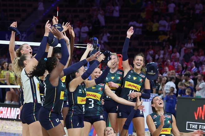 이탈리아 여자 배구 대표팀이 2025년 7월 27일 폴란드 우치에서 열린 국제배구연맹(FIVB) 여자 발리볼 네이션스리그 결승전에서 브라질을 꺾고 우승을 차지한 뒤 기쁨을 나누고 있다.