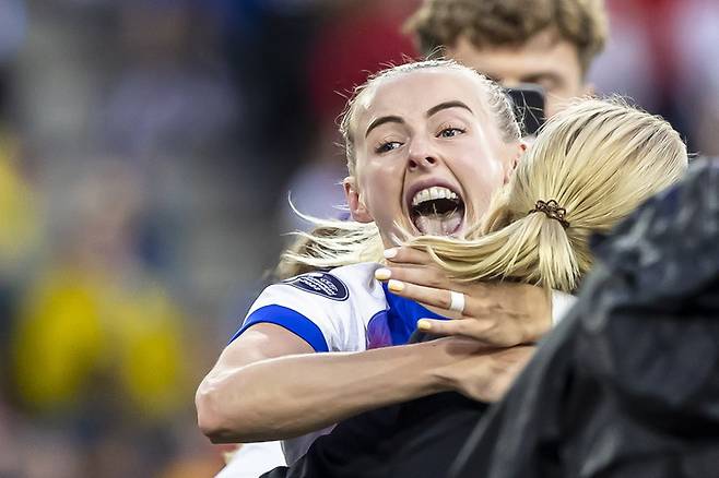 2025년 7월 27일, 스위스 바젤에서 열린 UEFA 여자 유로 2025 결승전. 잉글랜드의 클로이 켈리가 연장전 이후 이어진 승부차기에서 결승골을 성공시킨 뒤 사리나 비그만 감독과 함께 환호하고 있다. EPA