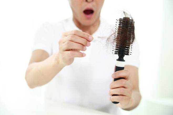 햇볕이 강렬하고, 습도가 높은 여름철은 탈모 증상을 악화시키는 시기다. 이럴 때 모발 건강을 잘 지키는 방법이 있다. [사진=클립아트코리아]