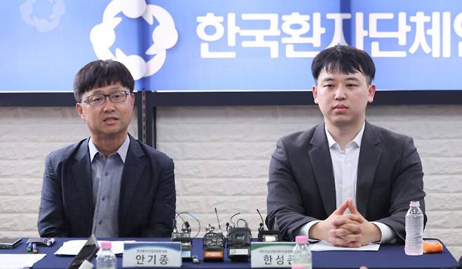 안기종 한국환자단체연합회 대표(왼쪽)와 한성존 대한전공의협의회 비상대책위원장이 28일 비공개 만남에 앞서 모두발언하고 있다. [사진=연합뉴스]