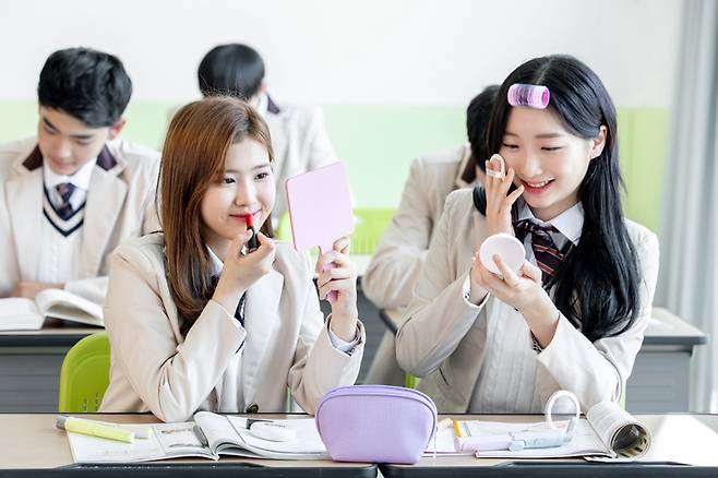 색조 화장을 하는 청소년의 나이가 낮아지고 있다. 엄마나 할머니의 관심과 최소한의 도움(지도)이 필요하다. 또한 5세 이하 어린이들이 화장품을 삼키거나 얼굴에 덕지덕지 바르는 등 화장품에 노출되지 않게 조심해야 한다. [사진=게티이미지뱅크]