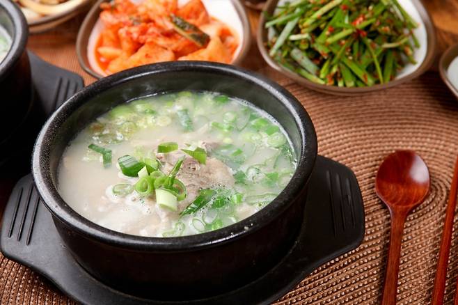 설렁탕, 곰탕을 먹을 때도 소금부터 넣지 말고 염분을 조절해야 고혈압, 당뇨병 위험을 낮출 수 있다.  [사진=게티이미지뱅크]