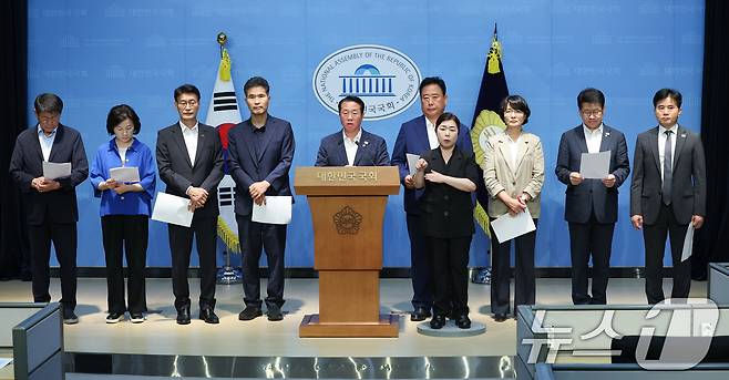 국회 농림축산식품해양수산위원회  더불어민주당 의원들이 15일 서울 여의도 국회 소통관에서 미국과의 관세협상 관련 정부를 향해 우리 농업을 지키겠다는 입장을 분명히 밝혀야 한다며 공동성명서를 발표하고 있다. 2025.7.15/뉴스1 ⓒ News1 안은나 기자