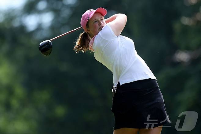 프로 데뷔전에서 우승한 로티 워드(잉글랜드). ⓒ AFP=뉴스1