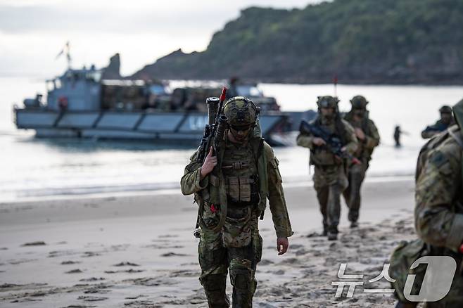 해병대는 지난 27일까지 호주 북동부 일대에서 미국, 호주 등과 함께 '25년 탈리스만 세이버 연합훈련'에 참가해 연합작전 수행능력을 향상했다고 28일 밝혔다. 탈리스만세이버 훈련 간 호주 상륙군이 호주군 LCM을 이용해 해안에 상륙하고 있다. (해병대사령부 제공. 재판매 및 DB 금지) 2025.7.28/뉴스1 ⓒ News1 이연주 기자