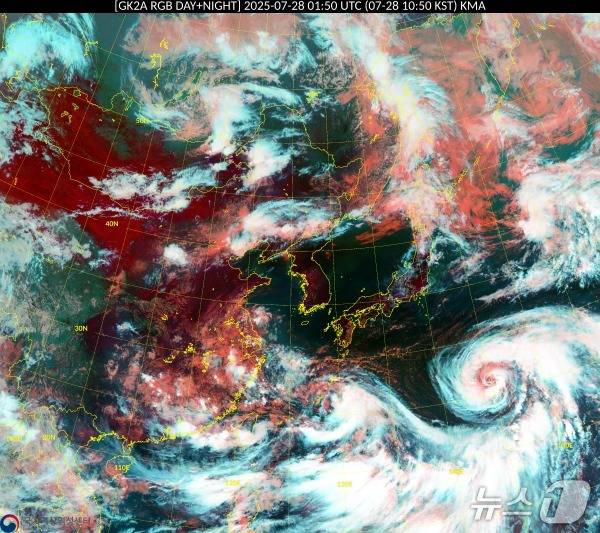 28일 오전 10시 50분 기준 천리안 위성 2A호로 본 동아시아 기압양상(국가기상위성센터 제공) ⓒ 뉴스1