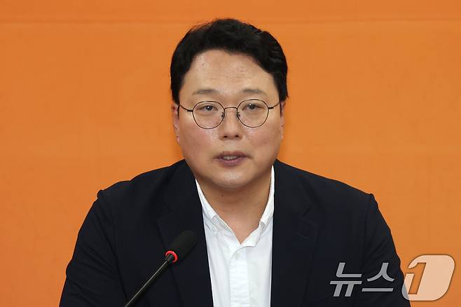 천하람 개혁신당 원내대표가 28일 오전 서울 여의도 국회에서 김건희 여사의 의혹들을 수사하는 특검(특별검사 민중기)의 이준석 신임 대표에 대한 압수수색과 관련해 기자회견을 하고 있다. 2025.7.28/뉴스1 ⓒ News1 이광호 기자