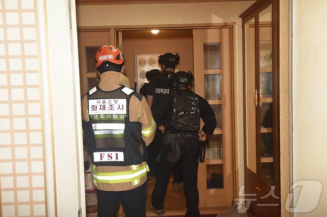 지난 21일 경찰과 소방 관계자들이 인천 송도 총격 사건 피의자 A 씨(62)의 서울 도봉구 쌍문동 주택에 진입하고 있다.(서울소방재난본부 제공. 재배포 및 DB금지)2025.7.23/뉴스1