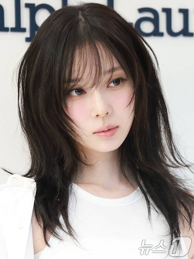 에스파 윈터가 28일 오전 경기도 성남시 분당구 현대백화점 판교점에서 열린 폴로 랄프 로렌 '폴로 플레이 백' 팝업스토어 오픈 행사에 참석해 포즈를 취하고 있다. ⓒ News1 권현진 기자