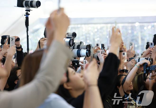 28일 오전 경기도 성남시 분당구 현대백화점 판교점에서 열린 폴로 랄프 로렌 '폴로 플레이 백' 팝업스토어 오픈 행사장 앞에서 팬들이 에스파 윈터를 촬영하고 있다. ⓒ News1 권현진 기자