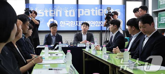 한성존 대한전공의협의회 비상대책위원장이 28일 서울 영등포구 한국환자단체연합회을 찾아 안기종 한국환자단체연합회 대표를 비롯한 환자단체 관계자들을 만나 모두 발언을 하고 있다. 2025.7.28/뉴스1 ⓒ News1 박지혜 기자
