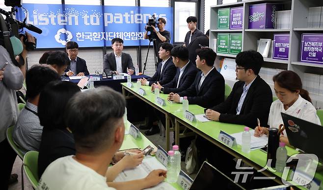한성존 대한전공의협의회 비상대책위원장이 28일 서울 영등포구 한국환자단체연합회을 찾아 안기종 한국환자단체연합회 대표를 비롯한 환자단체 관계자들을 만나 모두 발언을 하고 있다. 2025.7.28/뉴스1 ⓒ News1 박지혜 기자