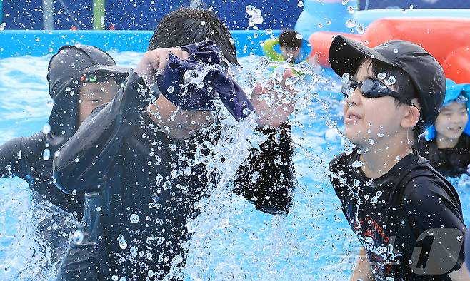 28일 오전 서울 강남구 일원에코파크 내 족구장에 마련된 물놀이장에서 어린이들이 물장구를 치며 무더위를 식히고 있다. 2025.7.28/뉴스1 ⓒ News1 김진환 기자