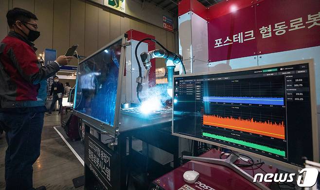 18일 오전 경기도 고양시 킨텍스에서 열린 '2022 국제 공구 및 스마트 용접 자동화전'에서 관계자가 LCD 디지털 용접기 협동로봇시스템을 시연하고 있다. 2022.10.18/뉴스1 ⓒ News1 이승배 기자