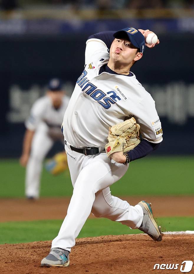 3일 오후 경남 창원시 마산회원구 양덕동 창원NC파크에서 열린 프로야구 '2023 신한은행 SOL KBO 포스트시즌' 플레이오프 4차전 kt 위즈와 NC 다이노스의 경기, NC 김시훈이 9회초 등판해 힘차게 공을 던지고 있다. 2023.11.3/뉴스1 ⓒ News1 김진환 기자