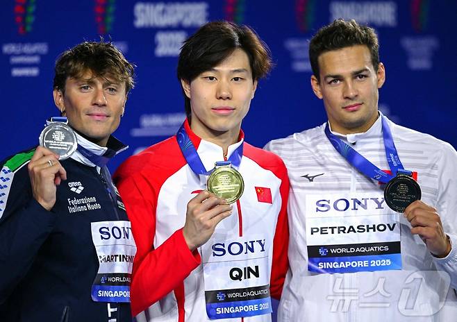 친하이양(가운데)이 28일 열린 2025 싱가포르 세계수영선수권대회 남자 평영 100m에서 금메달을 차지했다. ⓒ AFP=뉴스1