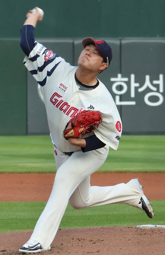 나균안이 투구에 임하고 있다. 사진 | 연합뉴스