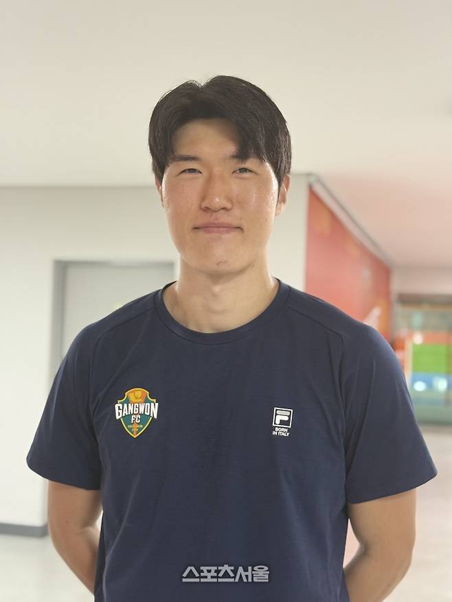 강원 박호영이 27일 강릉하이원아레나에서 열린 울산과의 경기 후 믹스트존에서 사진 촬영에 임하고 있다. 강릉 | 정다워 기자