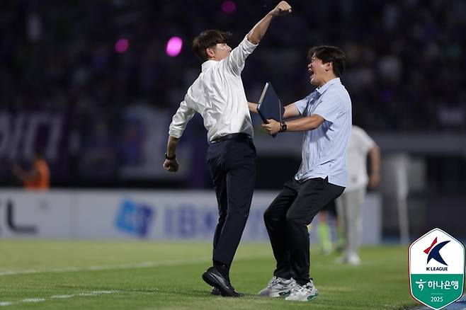 Suwon FC Kim Eun -jung is happy with Kim Tae -min. Provided | Korea Professional Football Federation