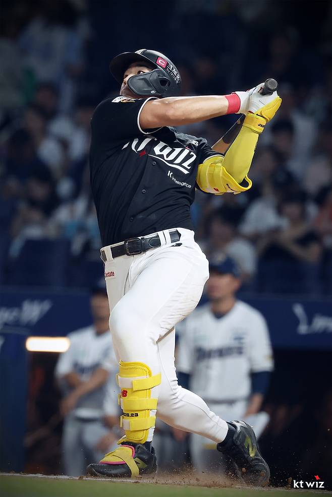KT 안현민이 23일 창원NC파크에서 열린 2025 KBO리그 NC전에서 홈런을 터뜨리고 있다. 사진 | KT 위즈