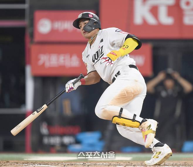 KT 안현민이 수원케이티위즈파크에서 열린 2025 KBO리그 키움과 경기 7회말 안타를 치고 있다. 수원 | 최승섭기자 thunder@sportsseoul.com