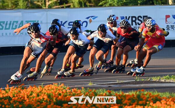 28일 제천에 위치한 송학로드경기장에서 치러진 '제20회 아시아 롤러스케이팅 선수권대회' 스피드 로드 남자 주니어 15,000m 제외 경기에서 나도현(한국국제조리고, 76번)과 강병호(충북서원고, 74번)가 질주를 펼치고 있다. /사진(제천)=김종원 기자