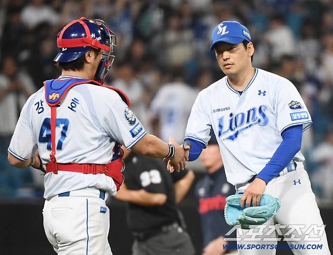 27일 대구 라이온즈파크에서 열린 롯데-삼성전. 7대3으로 승리한 삼성 강민호와 백정현이 악수하고 있다. 대구=정재근 기자 cjg@sportschosun.com/2025.5.27/