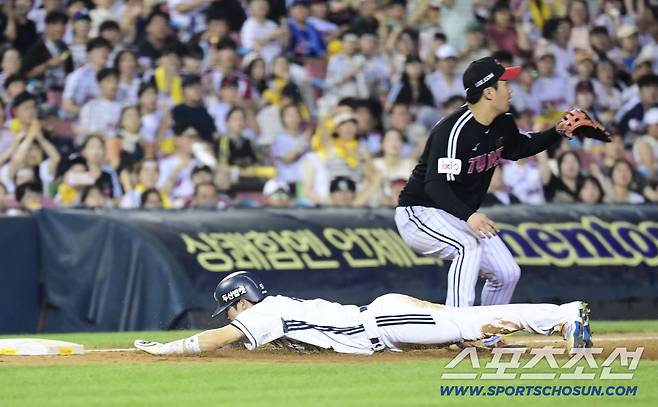 27일 잠실구장에서 열린 두산과 LG의 경기. 8회말 무사 2, 3루. 박계범 외야플라이 타구 때 2루에서 3루까지 질루한 조수행. 잠실=송정헌 기자songs@sportschosun.com/2025.07.27/