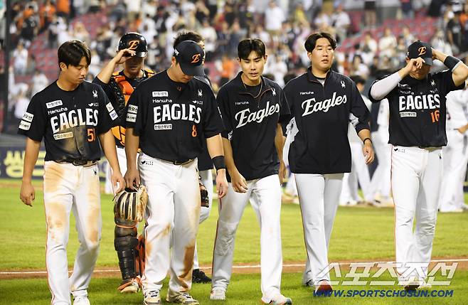 24일 잠실구장에서 열린 두산 베어스와 한화 이글스의 경기. 한화 선수들이 연장 11회 혈투 끝 무승부로 끝나자 아쉬워하고 있다. 잠실=박재만 기자 pjm@sportschosun.com/2025.07.24/