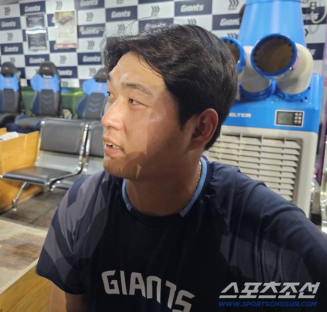 인터뷰에 임한 나균안. 김영록 기자