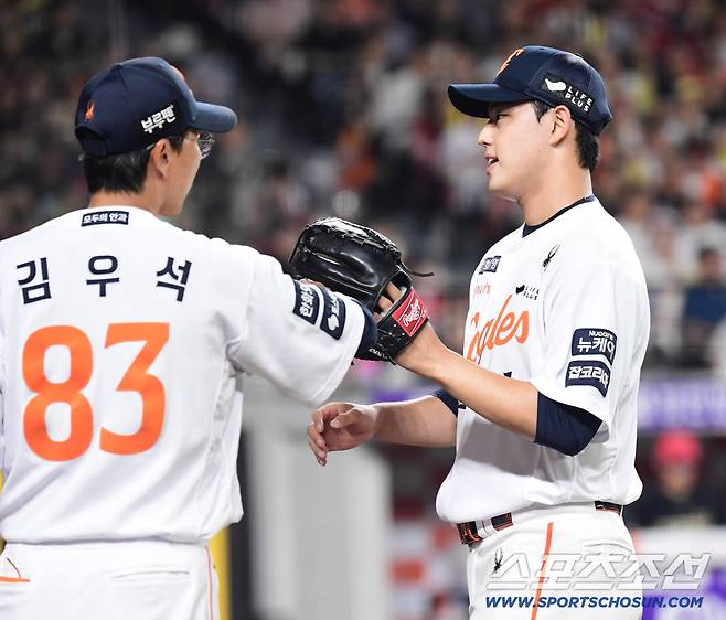 8일 대전 한화생명 볼파크에서 열린 한화와 KIA의 경기. 5회 투구를 마치고 하이파이브를 나누는 문동주. 대전=송정헌 기자songs@sportschosun.com/2025.07.08/