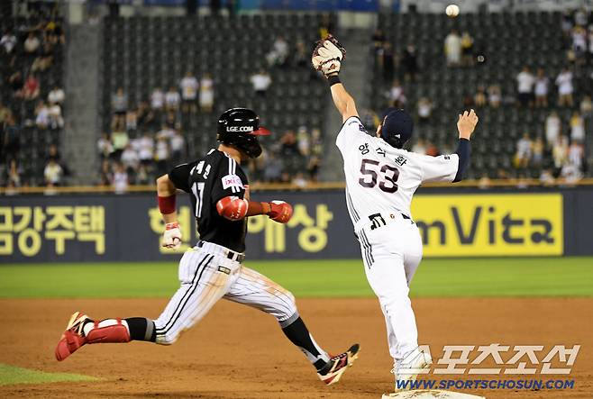 25일 잠실구장에서 열린 두산 베어스와 LG 트윈스의 경기. 9회초 1사 만루 LG 박해민 땅볼 때 두산 포수 양의지의 1루 송구가 뒤로 빠지고 있다. 잠실=박재만 기자 pjm@sportschosun.com/2025.07.25/