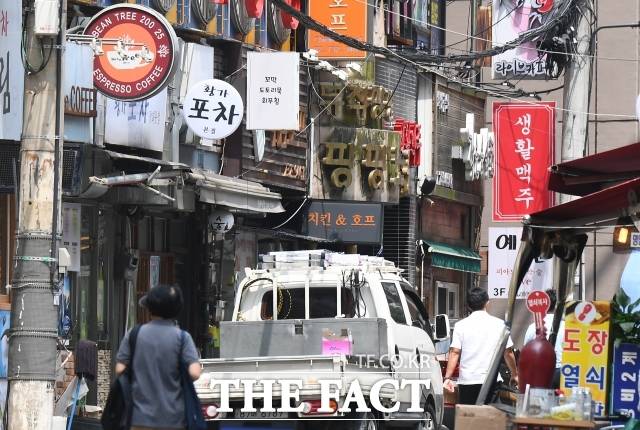 지난해 한식 제품 매출액이 크게 증가한 것으로 나타났다. 한식산업 사업체는 감소했다../더팩트DB