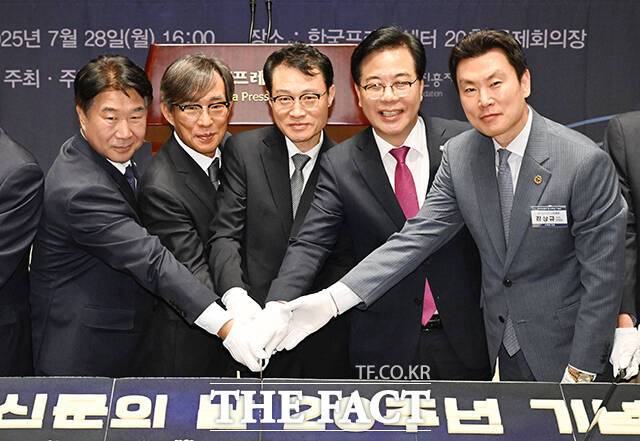 왼쪽부터 이기헌 더불어민주당 원내대표 비서실장, 김기정 한국인터넷신문협회 회장, 이규연 대통령실 홍보수석, 송언석 국민의힘 비상대책위원장 겸 원내대표, 김상규 한국인터넷신문협회 수석부회장(더팩트 대표이사)이 28일 오후 서울 중구 한국프레스센터에서 열린 '2025 인터넷신문의 날 기념식'에 참석해 떡케이크 커팅식을 하고 있다. /박헌우 기자