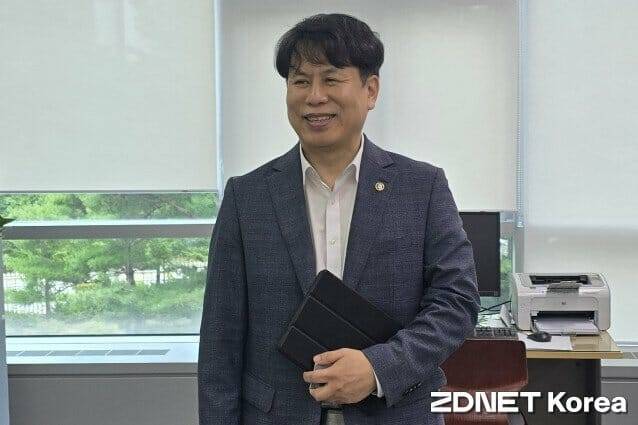 28일 세종 과학기술정보통신부 기자실에서 질문에 답하는 박인규 과학기술혁신본부장.(사진=지디넷코리아)