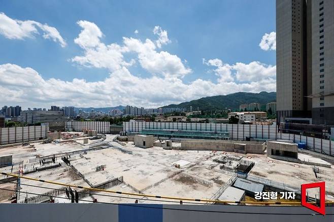 대구 남구 대명동 아파트 건설 현장. 분양 미달로 사업비 조달이 막히면서 1년째 공사가 중단돼 있다. 강진형 기자