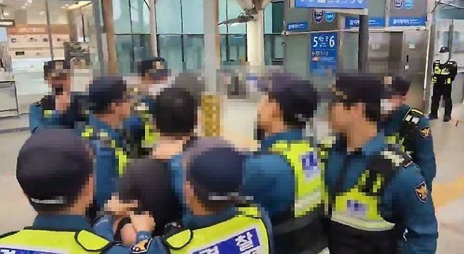 2023년 9월 27일 아침. KTX 서울역 2층 대합실 5번 승강장 입구 앞. 재윤씨가 경찰에 둘러싸여 실랑이를 벌이고 있다.