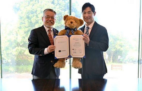 김민 테디벨리 골프앤리조트 부회장(오른쪽)과 김원섭 KPGA 회장이 투어 챔피언십 개최 협약식을 마친 뒤 기념 촬영을 하고 있다. 사진제공=KPGA