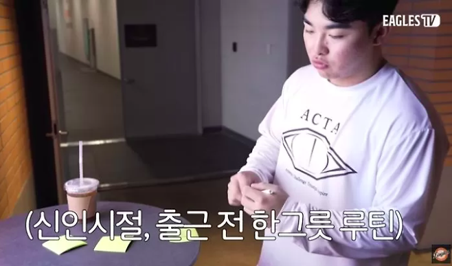 문현빈 선수가 대전 한 음식점을 소개하며 "신인 시절 훈련 전 매일 이곳에서 식사했다"고 말하고 있다. 유튜브 채널 'Eagles TV'