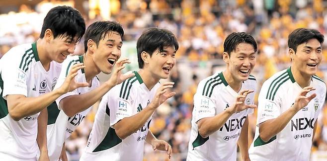 전북 현대 전진우(왼쪽부터), 송민규, 김진규, 강상윤, 박진섭이 26일 K리그1 광주전에서 김진규의 골이 터지자 ‘공룡 세리머니’를 함께 펼치고 있다. 김진규는 “아들이 공룡을 좋아해 흉내 냈다”고 했다./ 프로축구연맹