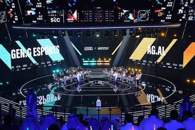 지난 20일 사우디아라비아 리야드 STC아레나에서 진행된 e스포츠 월드컵(EWC 2025) ‘리그 오브 레전드(LoL·롤)’ 종목 결승전 모습. 국내 팀 젠지 e스포츠가 중국 애니원스 레전드(AL)와 맞붙어 3대2로 이겼다. 게임 산업과 e스포츠를 전략적으로 육성하려는 사우디 정부의 전폭적인 지원 속에 펼쳐지는 EWC는 올해 총상금이 7000만달러로 작년보다 1000만달러 늘었다./신화 연합뉴스