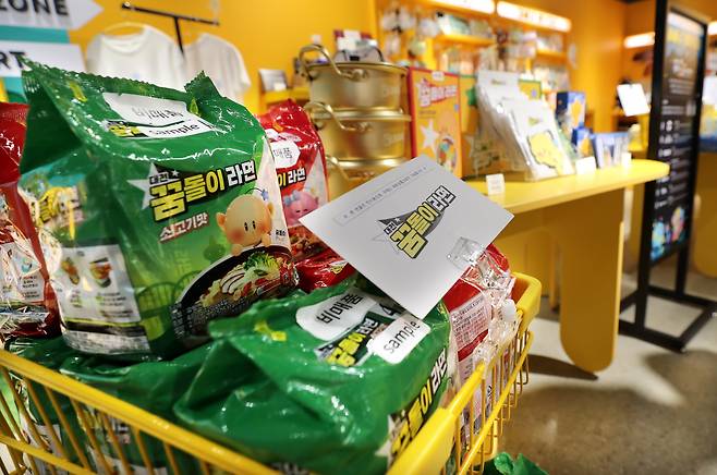 지난 16일 대전 동구 아트사이트 굿즈존에서 관광객들의 관심을 끌고 있는 꿈돌이 라면이 판매되고 있다. /신현종 기자