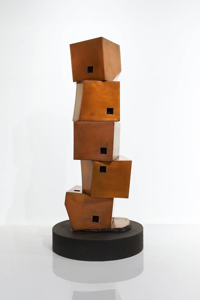 엄태정, '1000개의 찬란한-막고굴 시대II'. 2025, Copper, 50x50×121(h)cm. /아라리오갤러리