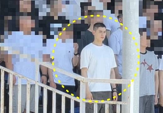 28일 충남 논산 육군훈련소 입소식에서 찍힌 차은우./ 네이버 카페