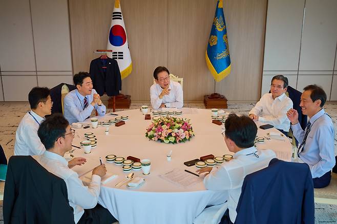 이재명 대통령이 28일 서울 용산 대통령실 청사에서 열린 오찬 주례보고회동에서 김민석 국무총리와 대화하고 있다./뉴스1