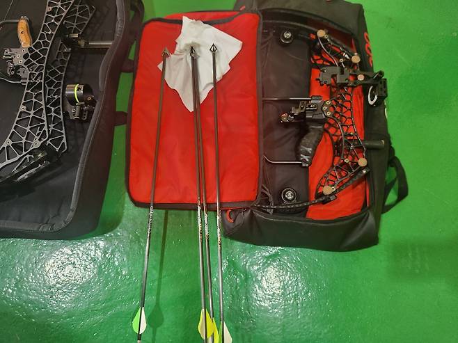 부산 강서구 야산에서 주민들이 방목해 기르고 있는 흑염소를 레저용 활로 사냥한 동호회원들이 경찰에 붙잡혔다. /연합뉴스