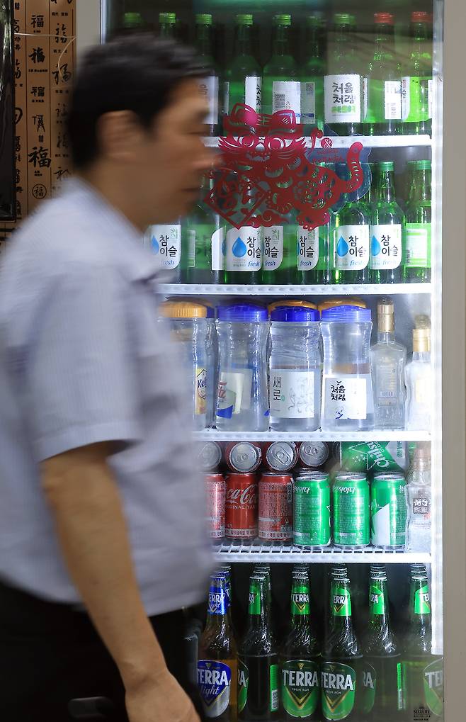 지난 8일 오후 서울 종로구의 한 중식당에서 직원이 소주와 맥주가 정리된 냉장고 앞을 지나고 있다. /뉴스1