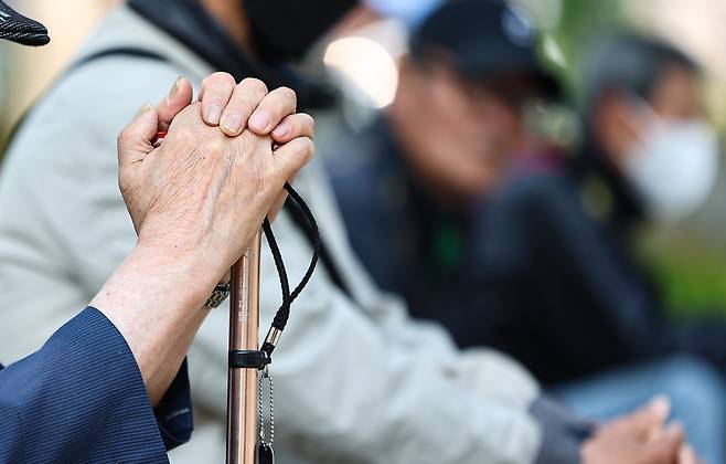 지난 5월 27일 서울 종로구 탑골공원에서 어르신들이 휴식을 취하고 있다. /뉴스1